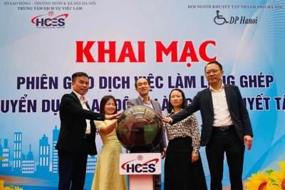 Nhấn nút khai mạc phiên giao dịch việc làm lồng ghép tuyển dụng lao động là người khuyết tật.
