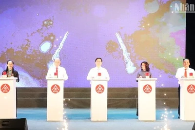 Các đồng chí lãnh đạo tỉnh Đắk Lắk ấn nút phát động đợt thi đua đặc biệt chào mừng kỷ niệm 120 năm Ngày thành lập tỉnh Đắk Lắk (22/11/1904-22/11/2024).