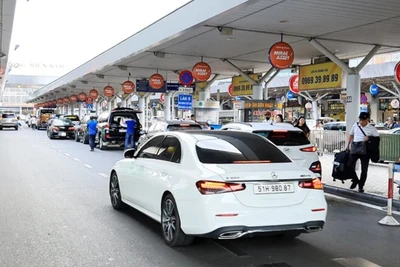 Hành khách đi lại tại Sân bay Tân Sơn Nhất