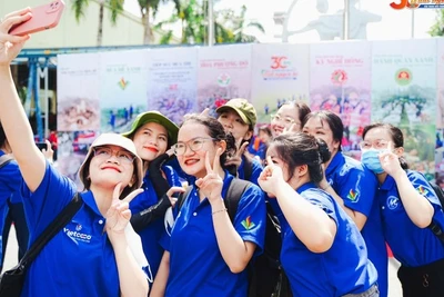 Các chiến sĩ mùa hè xanh tham gia các hoạt động nhân kỷ niệm 30 chiến dịch Mùa hè xanh. (Ảnh: TĐ)