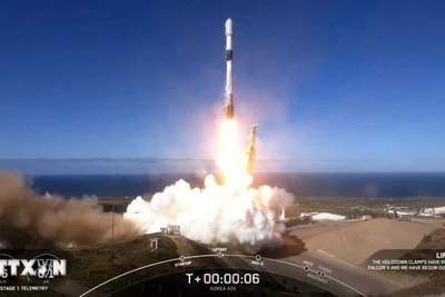 Tên lửa đẩy Falcon 9 của Công ty vũ trụ SpaceX mang theo vệ tinh trinh sát quân sự đầu tiên của Hàn Quốc rời bệ phóng tại Căn cứ Lực lượng vũ trụ Vanderberg ở bang California (Mỹ) ngày 1/12/2023. (Ảnh: AFP/TTXVN)