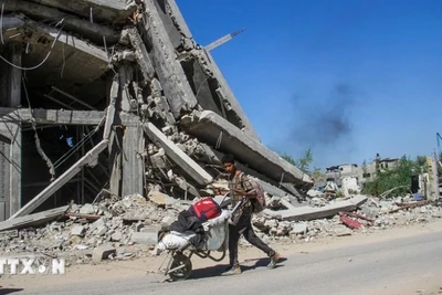 Tòa nhà bị phá hủy sau cuộc không kích của Israel tại Dải Gaza ngày 22/10/2024. (Ảnh: THX/TTXVN)