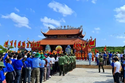 Lãnh đạo tỉnh Cà Mau và đông đảo nhân dân địa phương thành kính dâng hương tri ân Đức Quốc Tổ Lạc Long Quân.