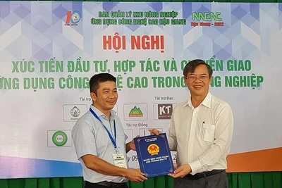 Lãnh đạo Ủy ban nhân dân tỉnh Hậu Giang trao Quyết định chấp thuận chủ trương đầu tư cho Công ty trách nhiệm hữu hạn Dasaco Hậu Giang.
