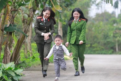 Niềm hạnh phúc của Mẹ công an khi đỡ đầu trẻ mồ côi.