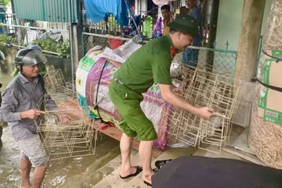 Trong những thời điểm, hoàn cảnh khó khăn, hình ảnh của người cán bộ chiến sĩ công an cơ sở càng đẹp hơn, tươi sáng hơn trong lòng nhân dân. 