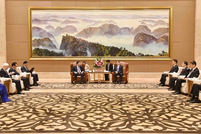 Đồng chí Phan Đình Trạc hội kiến đồng chí Chu Tổ Dực, Ủy viên Trung ương Đảng, Bí thư Tỉnh ủy Phúc Kiến. 