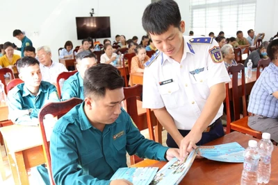 Tuyên truyền, phổ biến pháp luật về biển, đảo.