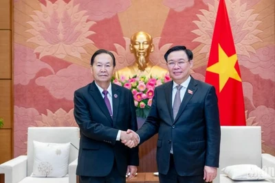Chủ tịch Quốc hội Vương Đình Huệ và Phó Chủ tịch Quốc hội Lào Chaleun Yiapaoher. (Ảnh: DUY LINH)