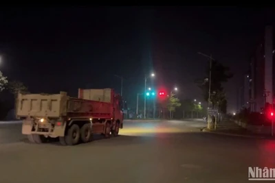 Tái diễn tình trạng xe tải liên tiếp vượt đèn đỏ vào ban đêm tại Thủ đô Hà Nội. (Ảnh: LÊ ĐỨC)