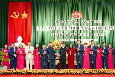 Thường trực Huyện ủy Lý Nhân tặng hoa chúc mừng Ban Chấp hành Đảng bộ xã Xuân Khê, nhiệm kỳ 2025-2030. 