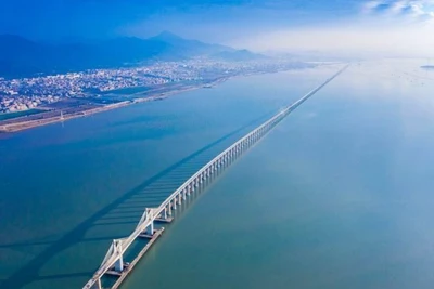 Tuyến đường sắt cao tốc Phúc Châu-Hạ Môn đoạn cầu vượt biển qua eo biển Mi Châu. (Ảnh: Nhân dân nhật báo)
