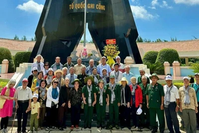 Các đại biểu dâng hương tại Nghĩa trang Liệt sĩ Rừng Sác-Cần Giờ. 