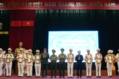 Tuyên dương khen thưởng 10 đoàn viên thanh niên công an xã, phường, thị trấn tiêu biểu .