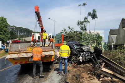 Lực lượng cứu hộ xử lý hiện trường.