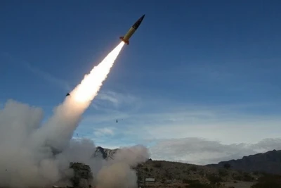 Tên lửa được phóng từ Iran về phía Israel tối 13/4/2024. (Ảnh: IRNA/TTXVN)