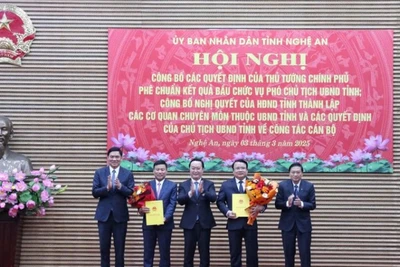 Thường trực Tỉnh ủy trao quyết định và tặng hoa chúc mừng hai Phó Chủ tịch Ủy ban nhân dân tỉnh Nghệ An.