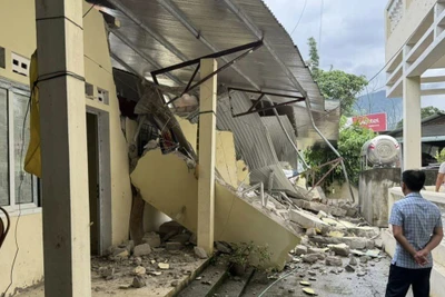 4 phòng lưu trú công vụ của Trạm Y tế xã Nậm Ban bị dập do sạt lở đất.