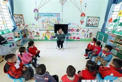 Một buổi học lớp ghép 2 + 3 + 4 tuổi của điểm trường Lũng Slàng thuộc trường Mầm non xã Tri Phương (Tràng Định, Lạng Sơn). (Ảnh: TTXVN phát)