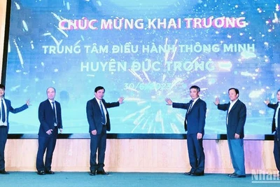 Các đại biểu thực hiện nghi thức khai trương Trung tâm IOC huyện Đức Trọng. 