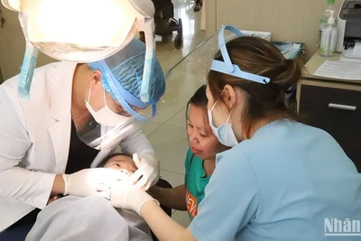 Các bác sĩ Bệnh viện Đại học Y Dược Buôn Ma Thuột điều trị các bệnh về răng miệng cho các cháu bị bệnh bại não.