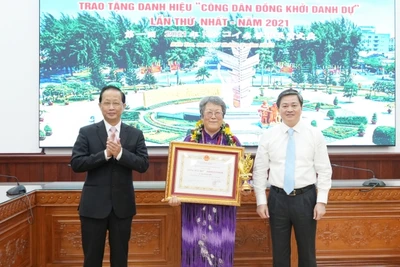 Lãnh đạo tỉnh Bến Tre trao tặng danh hiệu “Công dân Đồng Khởi danh dự” cho bà Akemi Bando.