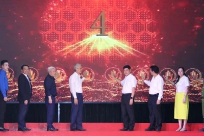 Các đại biểu thực hiện Nghi thức Lễ phát động Phong trào “Bình dân học vụ số”. (Ảnh: THU HẰNG)