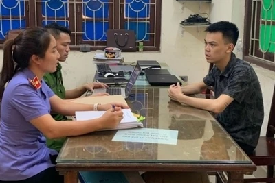 Đối tượng Phạm Viết Trung (áo đen) làm việc với cơ quan chức năng. (Ảnh: Công an huyện Tiên Du)