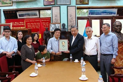 Tổng Bí thư Tô Lâm với gia đình Đại tướng Võ Nguyên Giáp. (Ảnh: TTXVN)