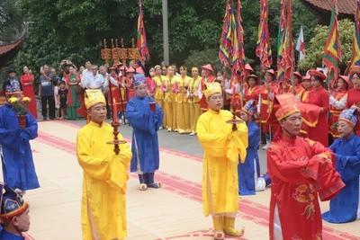 Thực hiện nghi lễ tại lễ giỗ Đức Quốc Tổ Lạc Long Quân.