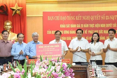 Xây Dựng Và Phát Triển Văn Hóa Trong Quá Trình Hội Nhập Bí Thư Trung Ương Đảng, Chủ Tịch Ủy Ban Mặt Trận Tổ Quốc Việt Nam Đỗ Văn Chiến Trao Tặng Tỉnh Hà Tĩnh 20 Ngôi Nhà Đại Đoàn Kết Và 200 Suất Quà Cho Các Gia Đình Khó Khăn.
