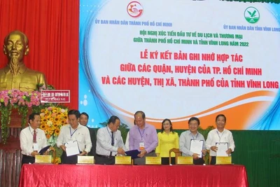 Lễ ký kết hợp tác giữa TP Hồ Chí Minh và tỉnh Vĩnh Long. (Ảnh: BÁ DŨNG)