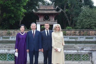 Tổng Bí thư Tô Lâm và Phu nhân Ngô Phương Ly cùng Tổng thống Emmanuel Macron và Phu nhân Brigitte Macron bên Giếng Thiên Quang (tức giếng ánh sáng trời) nằm chính giữa khu vườn bia Tiến sĩ. 