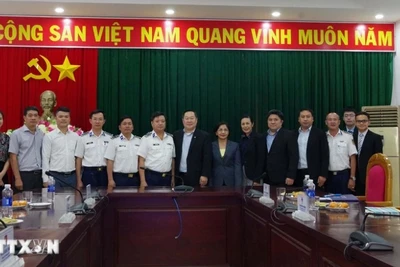 Các đại biểu chụp ảnh lưu niệm. (Ảnh: TTXVN)