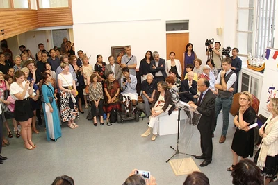 Triển lãm tranh "Sắc màu Việt Nam" thu hút đông đảo bạn bè quốc tế yêu mến hội họa và văn hóa Việt Nam. (Ảnh: KHẢI HOÀN) 