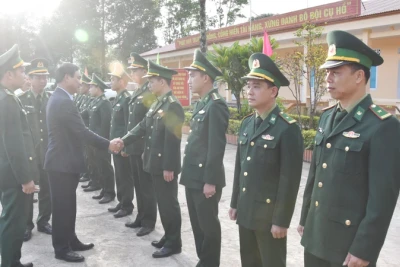 Đồng chí Võ Văn Hưng thăm chúc tết cán bộ, chiến sĩ Đồn Biên phòng cửa khẩu quốc tế La Lay.