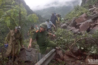 Mưa lũ đã gây sạt lở nhiều tuyến đường tại các xã của tỉnh Sơn La.