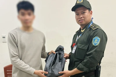 Anh Bùi Văn Tình trao trả chiếc túi quan trọng cho anh V.V.K.