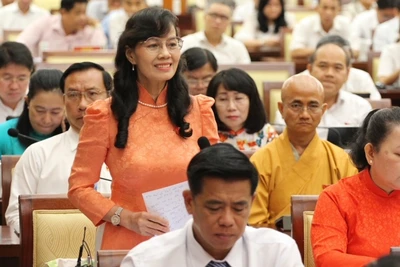 Các đại biểu thảo luận tại kỳ họp.