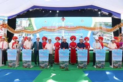 Phó Thủ tướng Trần Hồng Hà và các đại biểu ấn nút khởi công dự án Khu Công nghiệp Gia Bình II.