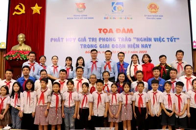 Học sinh, đại biểu tham dự tọa đàm chụp ảnh lưu niệm 