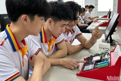 Chương trình giáo dục phổ thông năm 2018 là chương trình khuyến khích học sinh theo đuổi các ngành khoa học, công nghệ, kỹ thuật và toán học (Ảnh minh họa)