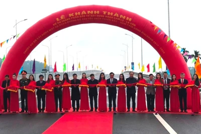 Lãnh đạo các bộ, ngành, địa phương thực hiện nghi thức cắt băng khánh thành cao tốc Cam Lộ-La Sơn.