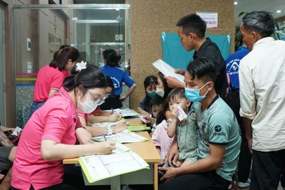 Bệnh nhi chờ tới lượt thăm khám, sàng lọc.