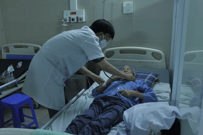 Bệnh nhân Covid-19 đang điều trị tại Bệnh viện Thanh Nhàn. 