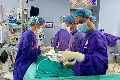 Các bác sĩ Bệnh viện Trung ương Quân đội 108 đã phẫu thuật cho người bệnh.