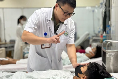 Thạc sĩ, bác sĩ Cao Đình Bằng, Khoa Phẫu thuật chi trên và y học thể thao, Bệnh viện Hữu nghị Việt Đức khám cho bệnh nhân N.K, 13 tuổi, ngày thứ 3 sau phẫu thuật.