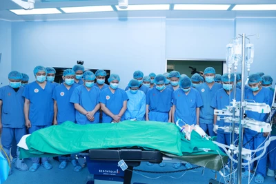 Các nhân viên y tế nghiêng mình trước nghĩa cử cao đẹp hiến tặng mô tạng của nam thanh niên 26 tuổi. 