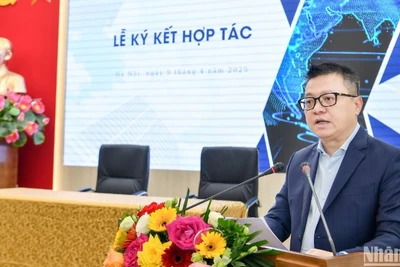 Đồng chí Lê Quốc Minh, Ủy viên Trung ương Đảng, Tổng Biên tập Báo Nhân Dân, Phó Trưởng Ban Tuyên giáo và Dân vận Trung ương, Chủ tịch Hội Nhà báo Việt Nam phát biểu tại lễ ký kết. 