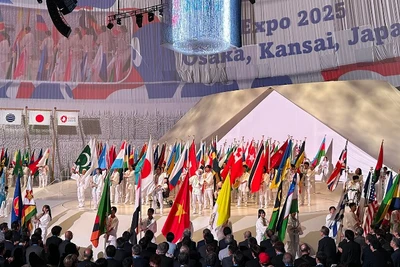 Lá cờ Việt Nam tại lễ khai mạc Triển lãm thế giới EXPO 2025. (Ảnh: Cục Hợp tác quốc tế cung cấp)